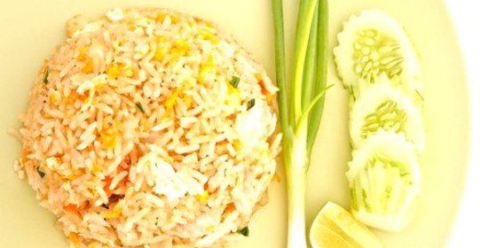 Жареные овощи с рисом и яйцом