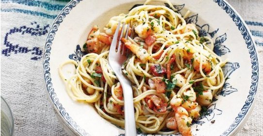 Спагетти с чесноком, беконом и креветками