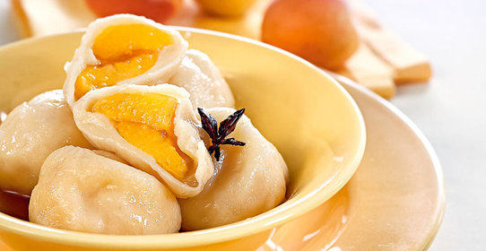 Кнедлики с абрикосами и пряным сиропом