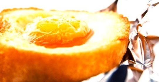 Яичница с колбасой в булке