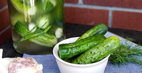 Быстрые малосольные огурцы в банке