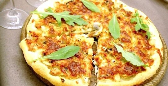 Пицца с луком, шампиньонами и индейкой