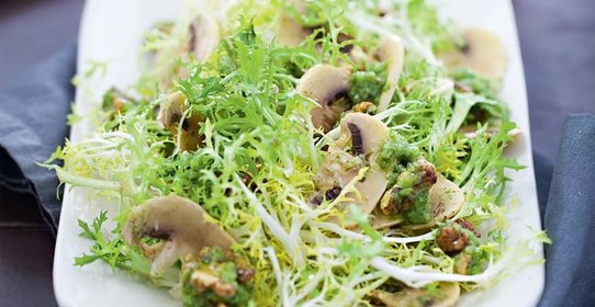 Салат с шампиньонами и грецкими орехами