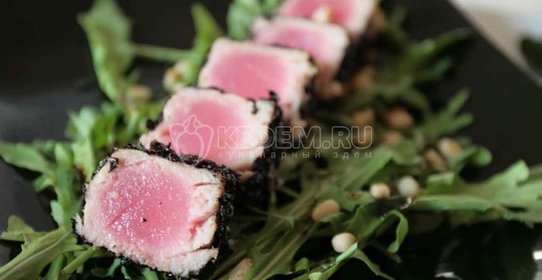Тунец, обжаренный в чае, с рукколой
