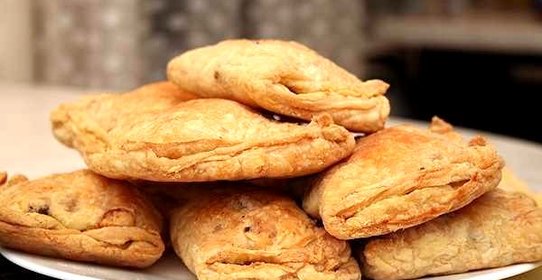 Слоеные пирожки с курицей и сыром