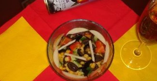 Испанский салат с маслинами и кукурузой (La ensalada espanola con las aceitunas y el maiz)