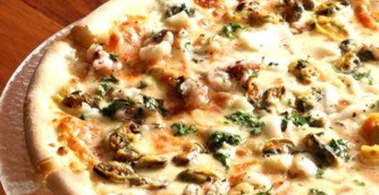 Пицца с ветчиной, моллюсками и анчоусами