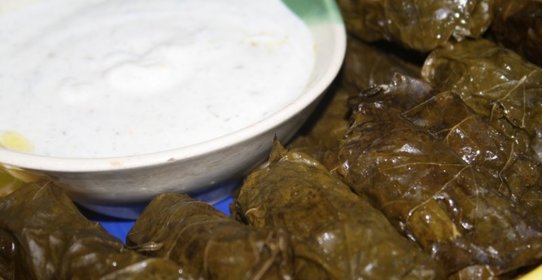 Долма из молодых виноградных листьев с начинкой из смешанного фарша