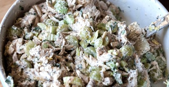 Салат с виноградом, курицей и сельдереем