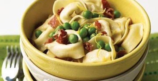 Тортеллини с горошком и ветчиной