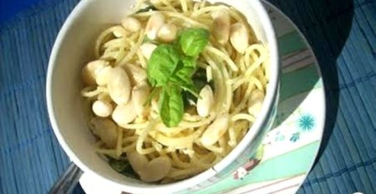 Макароны с базиликом и миндалем