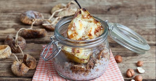 Гречка с сушеным инжиром, груша, обжаренная на гриле и запеченная с козьим сыром