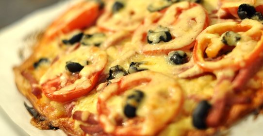 Пицца на тонком тесте с колбасой и картофельным пюре