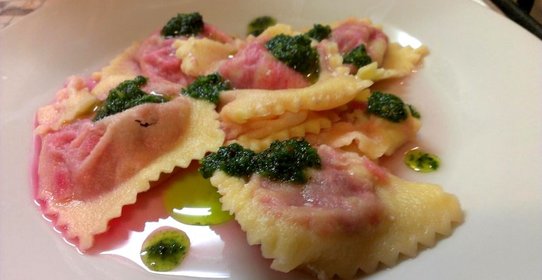 Равиоли со свеклой, рикоттой, пармезаном и чесночным соусом