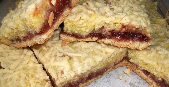 Пирог с клубничным вареньем