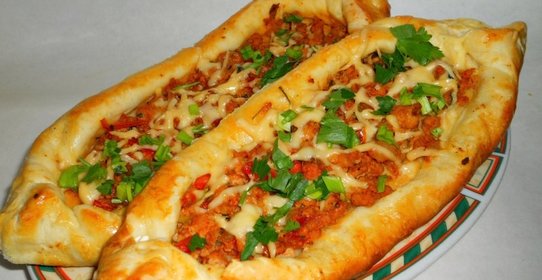 Пиде с фаршем (турецкая лепешка)