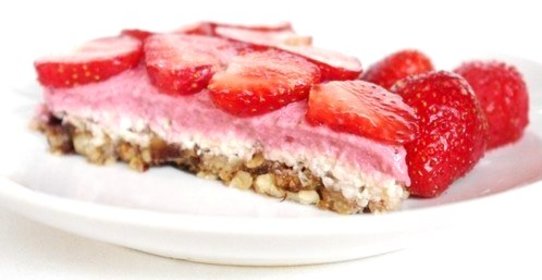 Клубничный торт без муки, без сахара, без выпекания