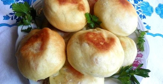 Пирожки с творогом и помидором