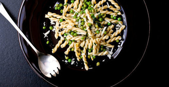 Паста с лимоном, зеленым горошком и свежей зеленью