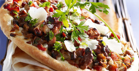 Пицца с грибами и беконом