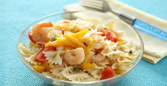 Теплый салат из пасты с креветками
