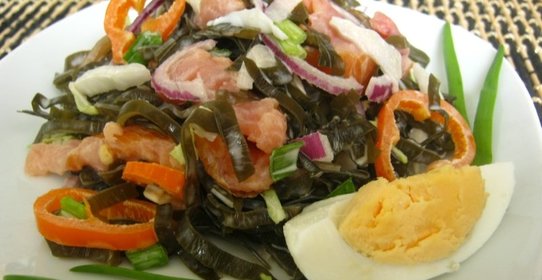 Салат с морской капустой и семгой