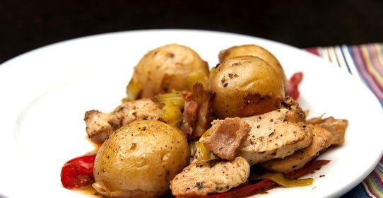 Запеченное куриное филе с картошкой