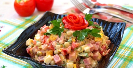 Салат с копчёной колбасой, помидорами и зелёным горошком