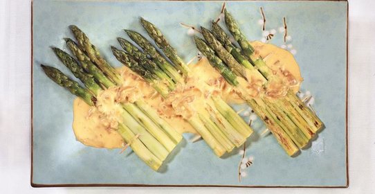 Жареная спаржа с соусом из сыра и ветчины