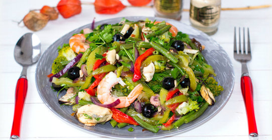 Салат с овощами и морским коктейлем