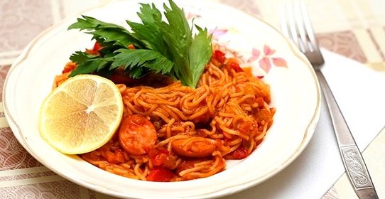 Спагетти с сосиской и соусом