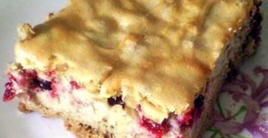 Пирог с сырно-творожной начинкой и ягодами под белковым суфле