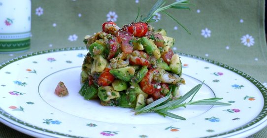 Тартар с раковыми шейками и авокадо
