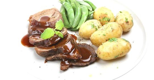 Молодой картофель с петрушкой, мятой и луком