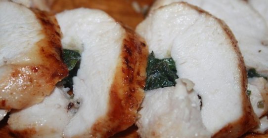 Куриная грудка с начинкой из базилика на решетке на мангале