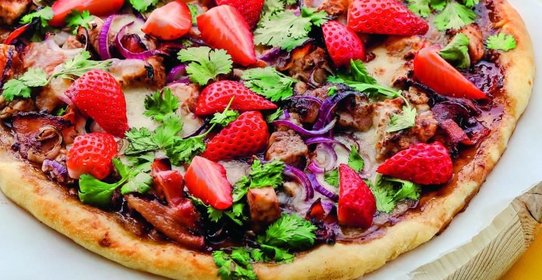Пицца с курицей, беконом и клубникой