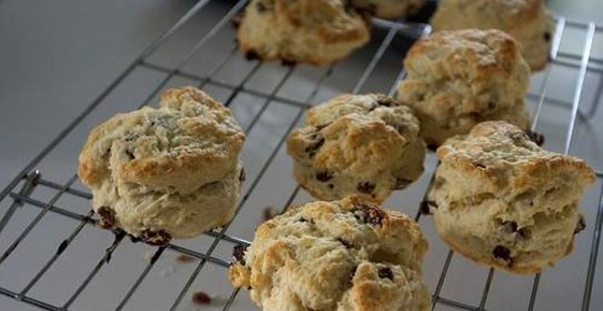 Булочки с изюмом