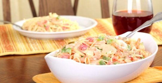 Паста в сливочно-чесночном соусе с креветками и овощами