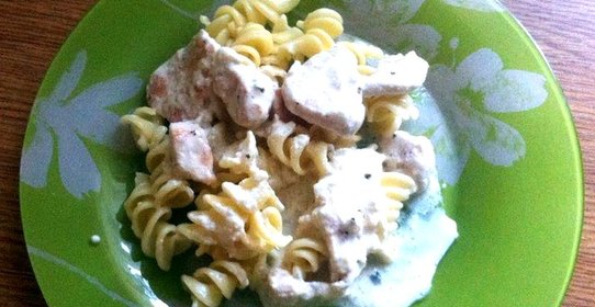 Макароны с курицей в сливочном соусе