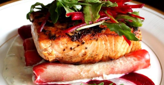 Лосось на гриле и каннеллони с творогом, свеклой и пармезаном