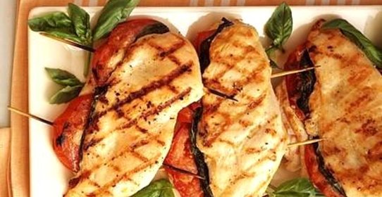 Курица с базиликом и помидорами