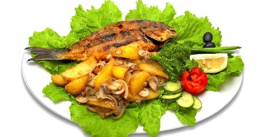 Дорада, запеченая с картофелем, петрушкой, чесноком и пекорино