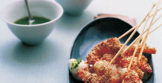 Шашлычки из моцареллы и креветок с соусом из базилика