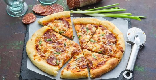 Пицца с колбасой