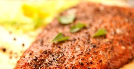 Лосось на гриле в кленовом сиропе и апельсиновом соке