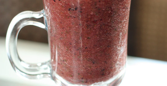 Зеленый коктейль с грушей и голубикой