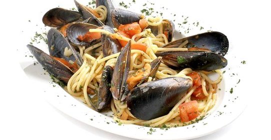 Спагетти с морепродуктами и петрушкой