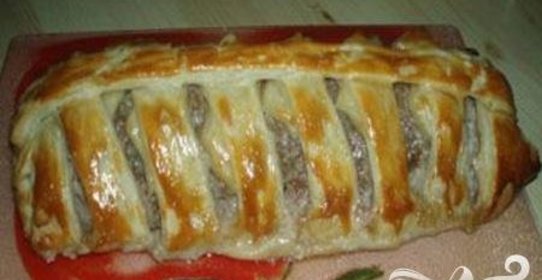 Мясной рулет с яйцом в слоеном тесте