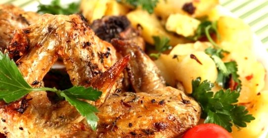 Куриные крылышки с картошкой в духовке