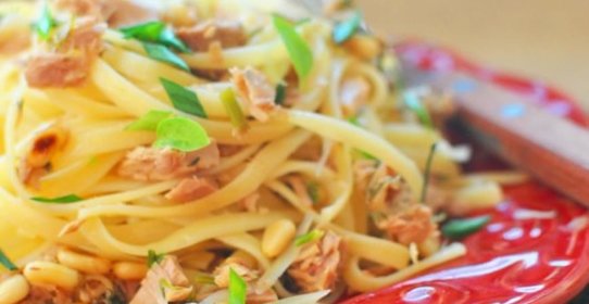 Паста с тунцом, пармезаном и кедровыми орешками
